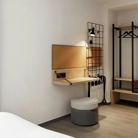 Moxy 4*