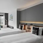 Moxy 4*